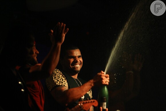Naldo tomou um banho de champanhe em um show no Rio de Janeiro realizado na noite deste domingo (10 de novembro de 2013)