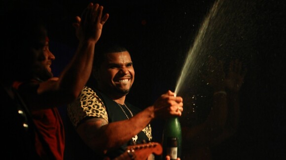 Naldo toma banho de champanhe e ganha flores de fãs em boate no Rio