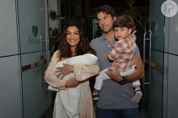 Juliana Paes deu à luz Antonio, seu segundo filho com Carlos Eduardo Baptispa, em julho de 2013. A atriz também é mãe de Pedro, de 2 anos