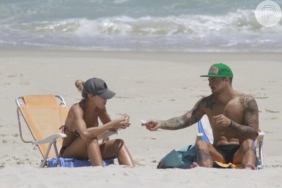Felipe Titto e a mulher comeram lanches saudáveis na praia