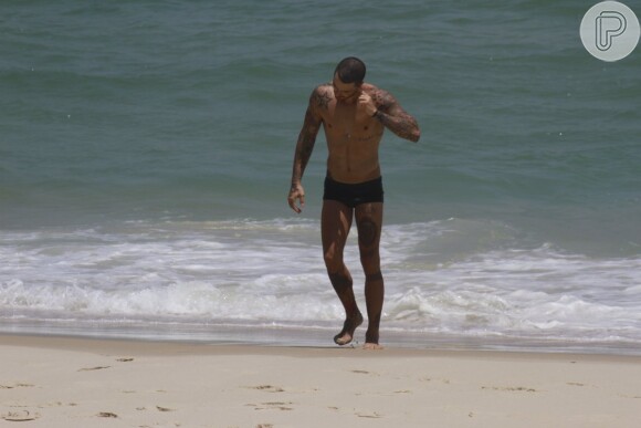 Felipe Titto se refrecou do calor com um banho de mar no Rio