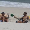 Felipe Titto e a mulher, Mel Martinez, curtiram juntos a praia da Barra