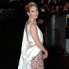 Jennifer Lawrence roubou a cena com o novo corte de cabelo e o vestido Dior na première de 'Jogos Vorazes: Em Chamas', nesta segunda-feira (11), em Londres