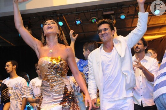 Sabrina Sato e André Gonçalves dançam no ensaio da Unidos de Vila Isabel, em 12 de janeiro de 2013