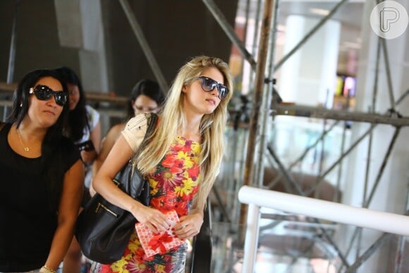 Bárbara Evans embarca no aeroporto Santos Dumont, no Rio, sem a companhia da mãe, Monique Evans, em 12 de novembro de 2013