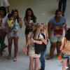Bárbara Evans é cercada por fãs em aeroporto do Rio de Janeiro