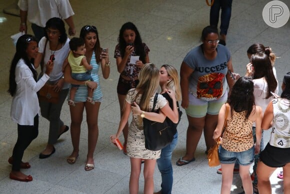Bárbara Evans é cercada por fãs em aeroporto do Rio de Janeiro