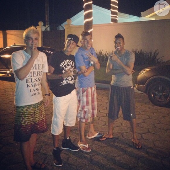 Robinho posta foto com Neymar e amigos
