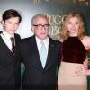 Martin Scorsese posou com os jovens atores Asa Butterfield e Chloe Grace Moretz na première francesa de 'A Invenção de Hugo Cabret', em dezembro de 2011