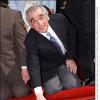 Martin Scorsese posa exibindo a sua estrela na 'Calçada da Fama', em Hollywood, Los Angeles