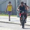 Passear de bicicleta pela orla da Barra também é um dos programas preferidos de Zeca Pagodinho