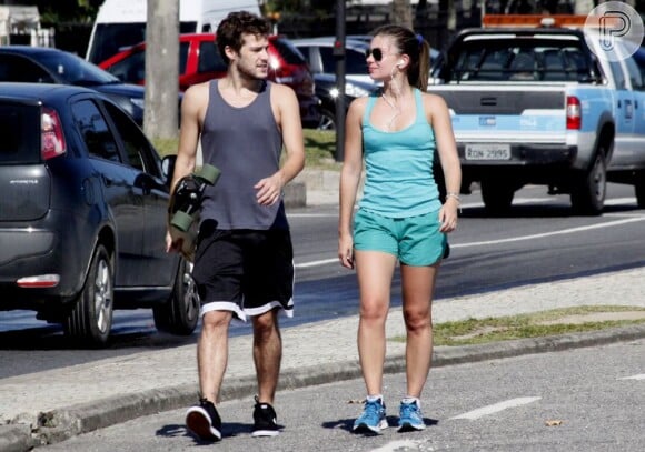 Jayme Matarazzo foi visto caminhando na praia da Barra da Tijuca com a namorada, em fevereiro de 2013