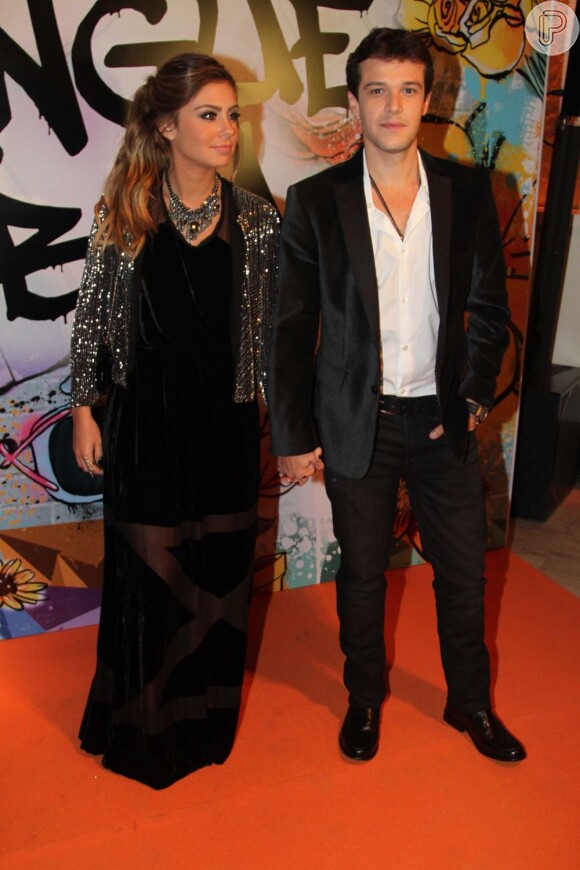 Jayme Matarazzo chegou acompanhado da namorada, a consultora de moda Luiza Tellechea, na festa de lançamento da novela 'Snague Bom', em abril de 2013