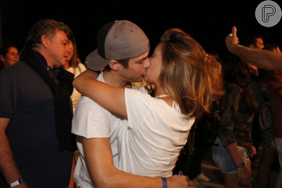 Jayme Matarazzo e a namorada, Luiza Tellechea, trocam beijos no show da Vanessa da Mata, em junho de 2013