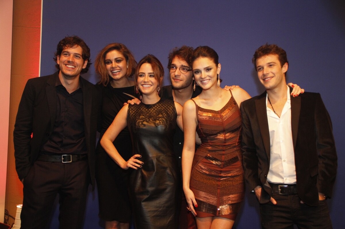 Foto O ator ao lado de Isabelle Drummond, Humberto Carrão, Fernanda Vasconcellos, Sophie Foto O ator ao lado de Isabelle Drummond, Humberto Carrão, Fernanda Vasconcellos, Sophie