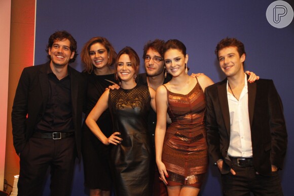 O ator ao lado de Isabelle Drummond, Humberto Carrão, Fernanda Vasconcellos, Sophie Charlotte e Marco Pigossi na festa de lançamento de 'Sangue Bom'