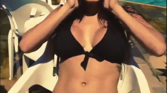 Anitta posta vídeo de biquíni enquanto curte dia de piscina em São Paulo