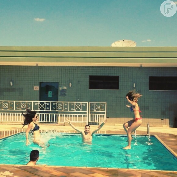 Anitta se diverte com amigos na piscina