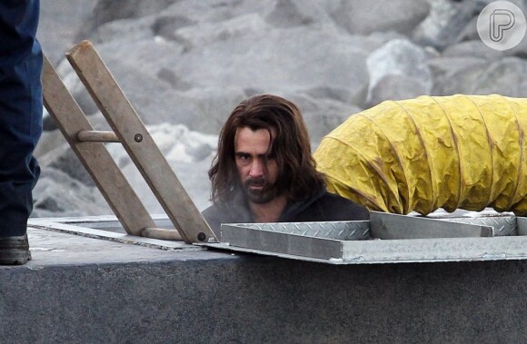 O ator Colin Farrel desce em buraco no set de filmagens de 'Winter's tale'