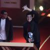 Mateus Solano foi ovacionado no Prêmio Extra de Televisão 2013 ao receber o troféu de Melhor Ator por Félix, seu vilão em 'Amor à Vida'