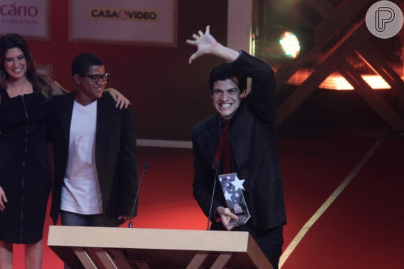 Mateus Solano foi ovacionado no Prêmio Extra de Televisão 2013 ao receber o troféu de Melhor Ator por Félix, seu vilão em 'Amor à Vida'