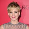 Jennifer Lawrence escolhe batom rosa para compor o look na première de 'Jogos Vorazes - Em Chamas'