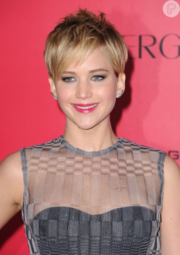 Jennifer Lawrence escolhe batom rosa para compor o look na première de 'Jogos Vorazes - Em Chamas'