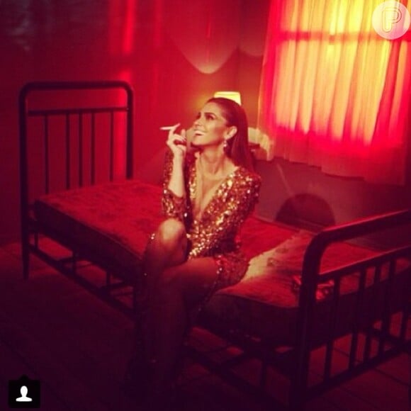 Giovanna Antonelli, exuberante, sorri e simula fumar um cigarro no ensaio