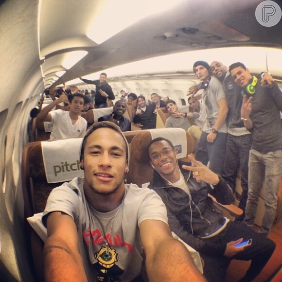 Antes de desembarcar em Viena, Neymar postou em seu Instagram uma foto ao lado de Robinho e outros jogadores da Seleção Brasileira. E legendou: 'Voltando pra casa'