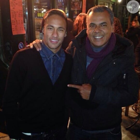 Neymar deu show de simpatia e posou com a equipe da novela 'Em Família' para fotos em Viena