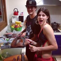 Isabeli Fontana prepara sushi ao lado do irmão, Heric: 'Brincando de cozinhar'