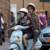 Sacha Baron Cohen e Anna Faris passeiam de scooter no set de filmagens de 'O Ditador', em junho de 2011