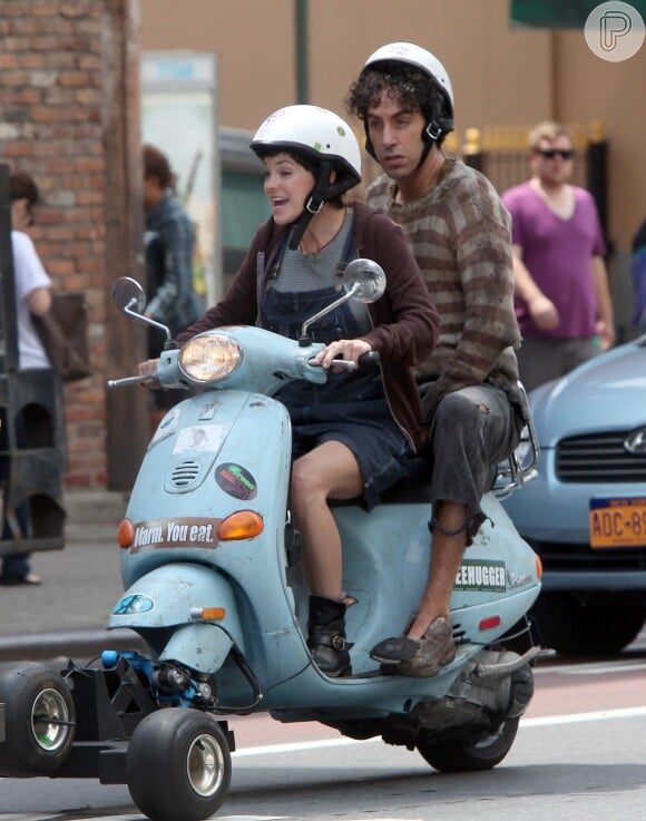 Sacha Baron Cohen e Anna Faris passeiam de scooter no set de filmagens de 'O Ditador', em junho de 2011