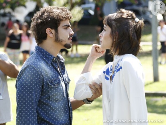 Michel (Caio Castro) exige saber porque Patrícia (Maria Casadevall) decidiu terminar com ele e voltar para Guto (Márcio Garcia), em cena de 'Amor à Vida'