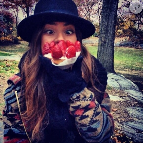 Thaila Ayala faz graça com sobremesa de morango, em 22 de novembro de 2013