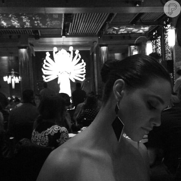 Débora Nascimento é clicada pelo amigo e maquiador, André Nicolau, durante jantar em Nova York, em 22 de novembro de 2013