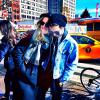 Fiorella Matheis com o amigo, André Nicolau, nas rua de Nova York, em 22 de novembro de 2013