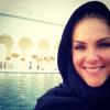 Ana Hickmann posa ao lado de mesquita em Abu Dhabi