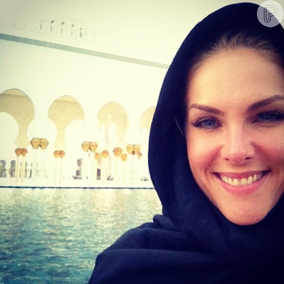 Ana Hickmann posa ao lado de mesquita em Abu Dhabi