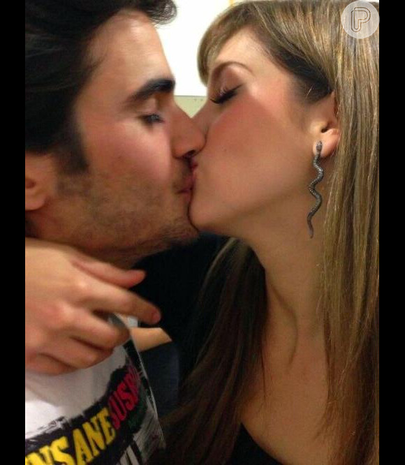 Foi com essa foto, de um beijo, que Sophia Abrahão e Fiuk assumiram publicamente o namoro. A atriz postou a imagem nas redes sociais em em 17 de abril de 2013. Na legenda, a atriz escreveu: 'Eu sei não posso esconder e para quebrar esse silêncio vou dizer: você não sai do meu pensamento'