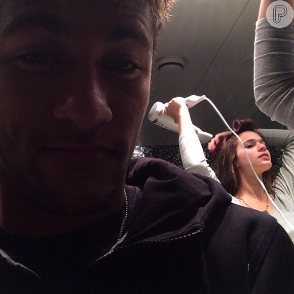 Durante visita à namorada na Áustria, Neymar brincou com o fato da atriz demorar para se arrumar. 'Porque demora tanto? 1h30 secando a juba', brincou