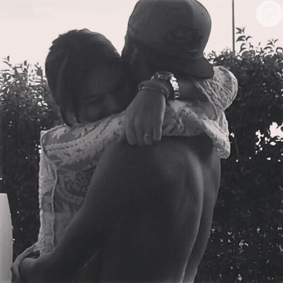 Neymar também costuma postar fotos com a namorada em seu Instagram.''Saudade pra sempre ou pra sempre saudade?', legendou Neymar