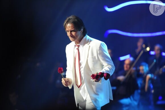 Roberto Carlos, inclusive, inseriu a canção em seu especial de final de ano, gravado no último sábado (23), na Cidade das Artes, no Rio de Janeiro