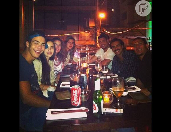 A DJ Paula Morais posta foto de jantar com Ronaldo e família em São Paulo, na noite desta terça-feira, 26 de novembro de 2013