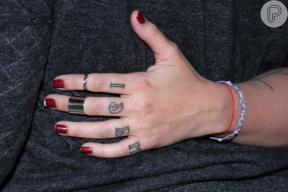 Cleo Pires exibe a tatuagem 'idem', que fez na mão esquerda como forma de celebrar seu relacionamento com Rômulo Neto
