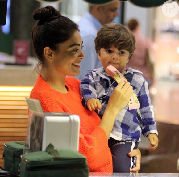 Olha que fofinho o Pedro devorando um sorvete de morango com Juliana Paes em um shopping