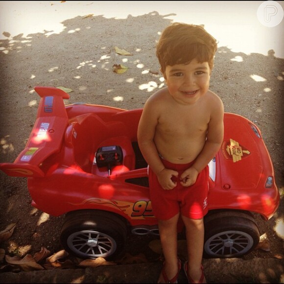 O que será que Pedro vai ganhar de natal nesse ano? No ano passado, a mamãe Juliana Paes postou em sua conta no Instagram uma foto do lindinho com seu presente de Natal: um carrinho vermelho motorizado