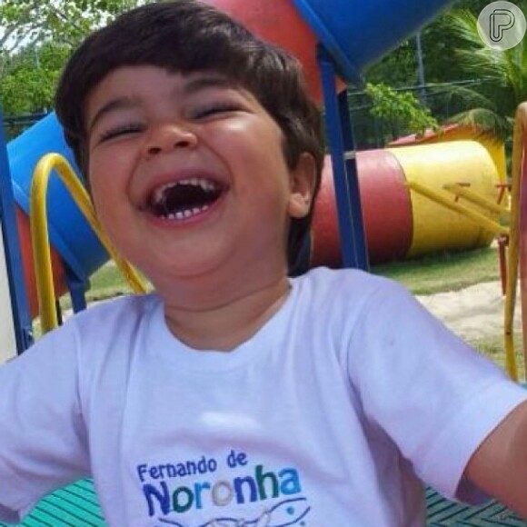 É muito bom humor! Juliana compartilhou essa foto do filho em seu Instagram. O riso do menino é tão contagiante que dá vontade de rir junto, né?