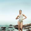 A modelo Laura Neiva mostra a barriga sarada em campanha de verão de marca de roupas