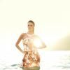A modelo Laura Neiva mostra a barriga sarada em campanha de verão de marca de roupas